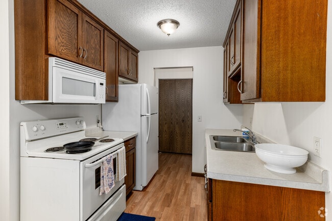 1BR, 1BA - 700SF - Kitchen - Rosewood Village