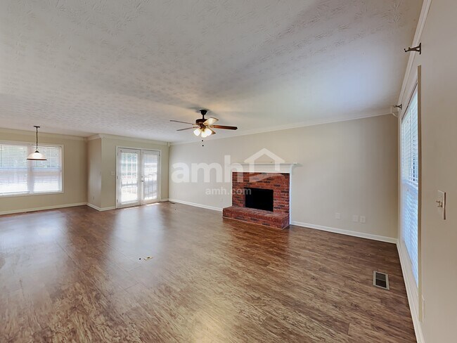 Photo - 725 Simon Ive Dr