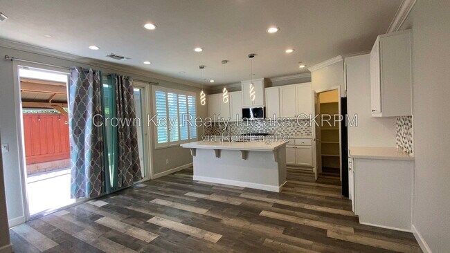 416 E Solare Ave