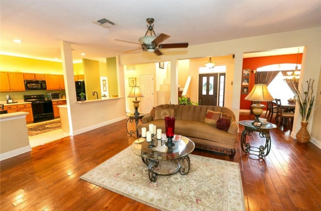 Photo - 423 Sandringham Ct