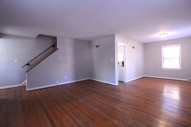 Photo - October FREE On This 2 Bedroom 1 Bath Dupl...