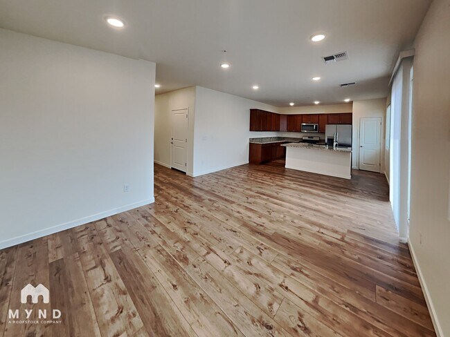 Photo - 4904 Black Falcon Way