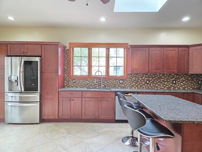 Photo - 561 AVENUE E