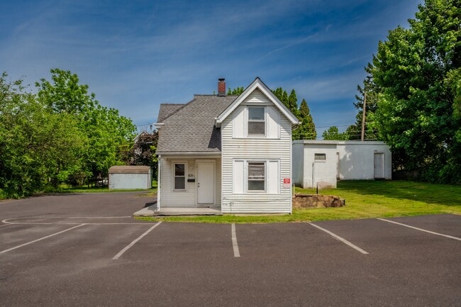 Photo - 631 Main St