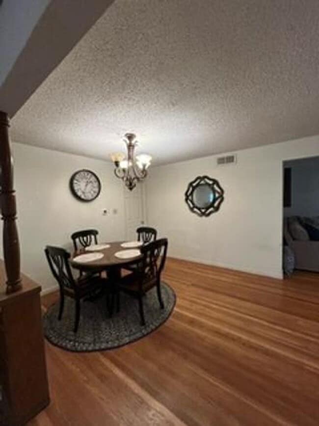 Photo - Adorable 3/2 Central Sacramento! PLEASE READ ENTIRE AD FOR VIEWINGS!