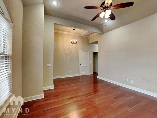 Photo - 100 NE Larkspur Ln