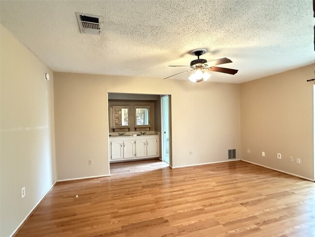 Photo - 16439 Hickory Knoll Dr