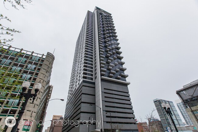 Photo - 235 W Van Buren St Unidad #  03619 Rental