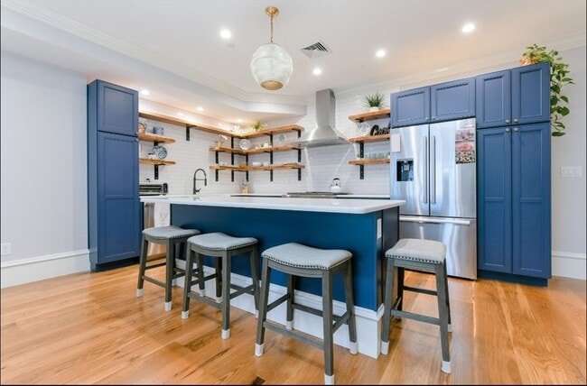 Building Photo - 388 W Fourth St Unit 1 Rental