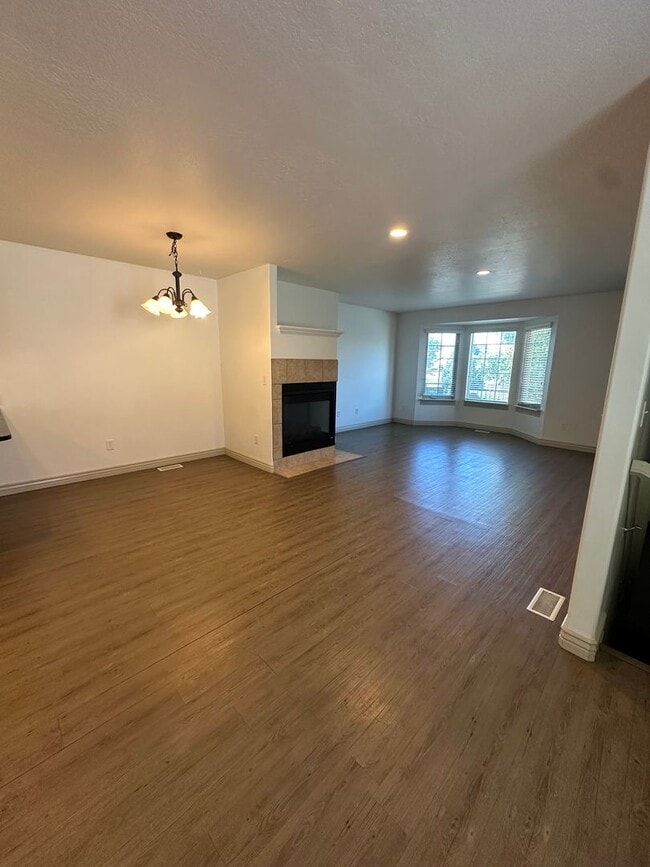 Photo - GET $1000 OFF THE FIRST MONTHS RENT!!!