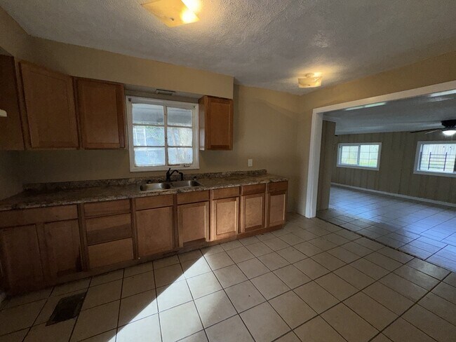 Photo - 2704 Shannon St