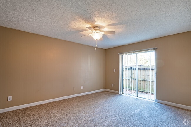 2BR, 1BA - 900SF