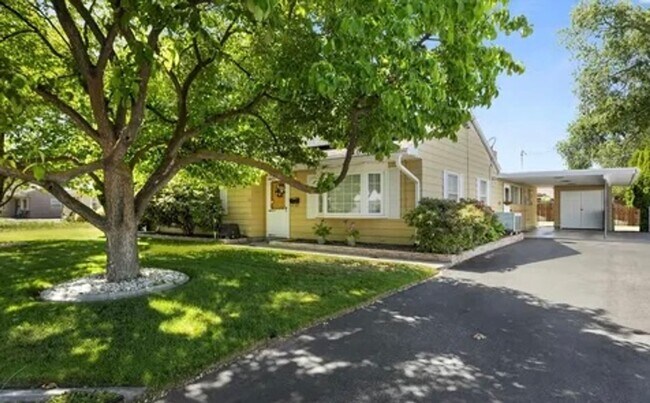 Photo - Spacious 4-Bedroom Home with Solar Panels in Richland