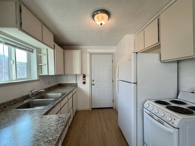 Photo - YOU DON'T WANT TO MISS THIS HOME THAT IS WALKING DISTANCE FROM DOWNTOWN REDMOND!! Unit 136 1/2
