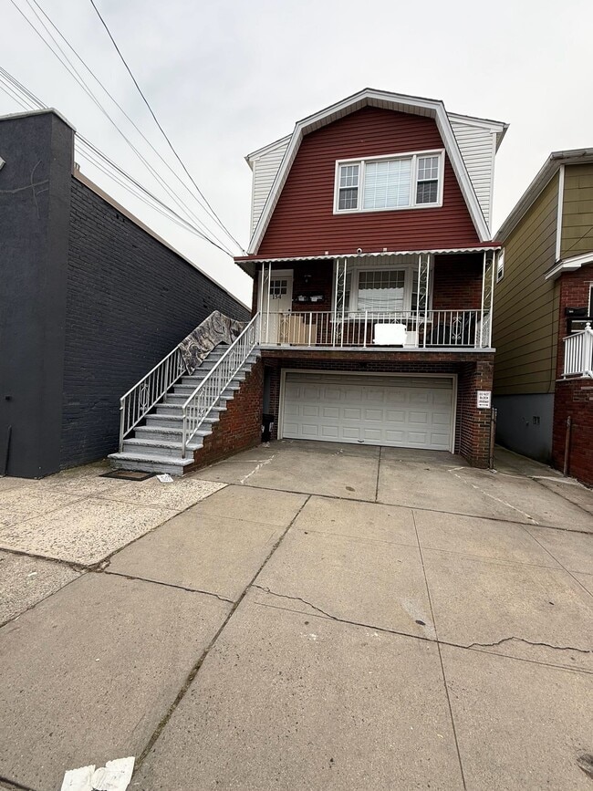 Building Photo - 154 W 22nd St Rental
