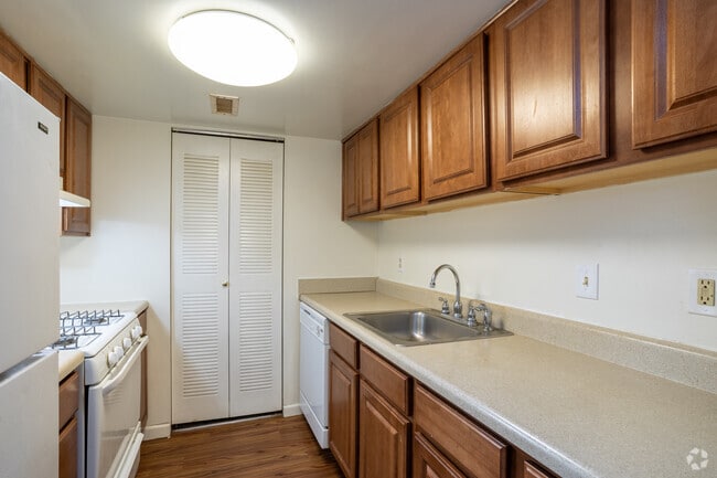1BR. 1BA - 690 SF - Brighton Apartments