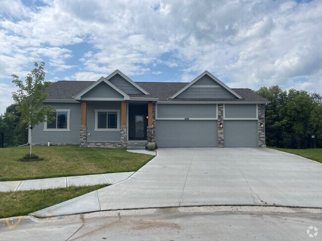 Building Photo - Large Home in Bellevue for Rent!
