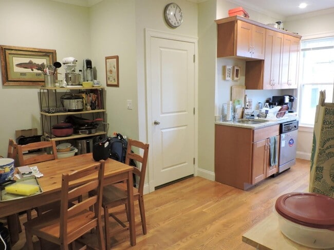 Building Photo - 5 Marney St Unit 2 Rental