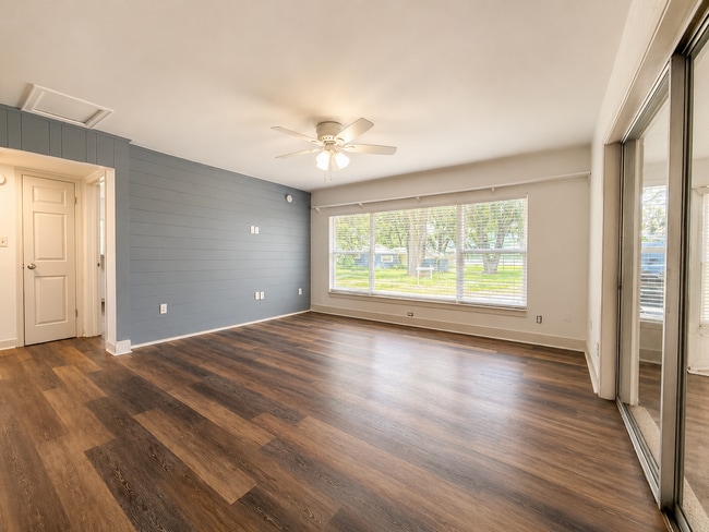 Photo - 3 bedroom 2 bathroom - Water Included-Available now