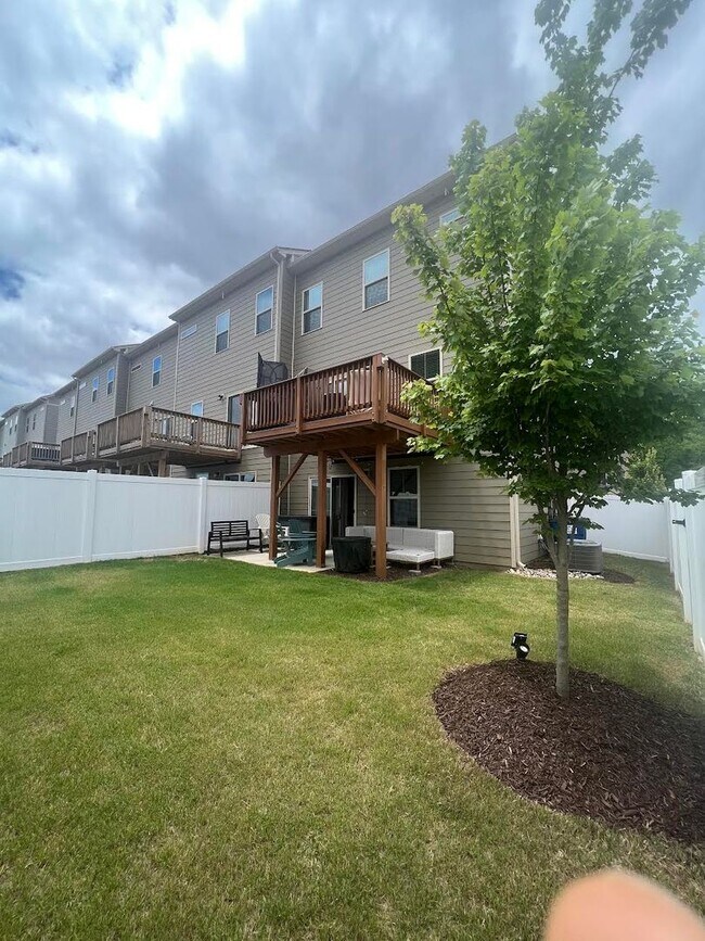 Photo - 3 Bed/2.5 Ba Townhome