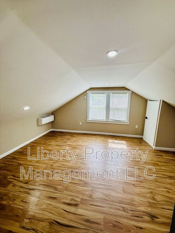 Photo - 1628 Murchison Rd