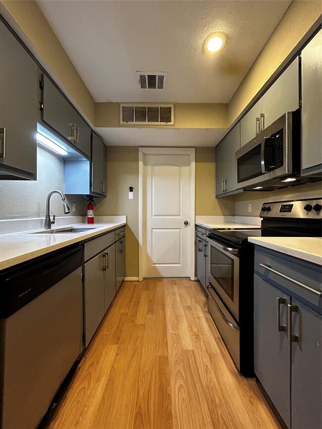 Building Photo - 2612 San Pedro St Unit 206