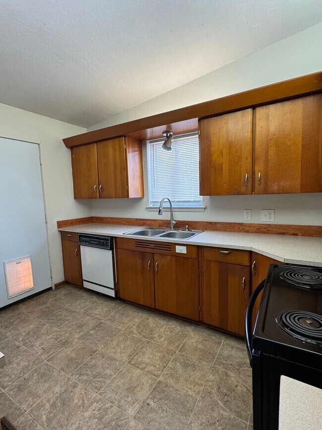 Photo - 3907 NW Denver- AVAILABLE NOW!!