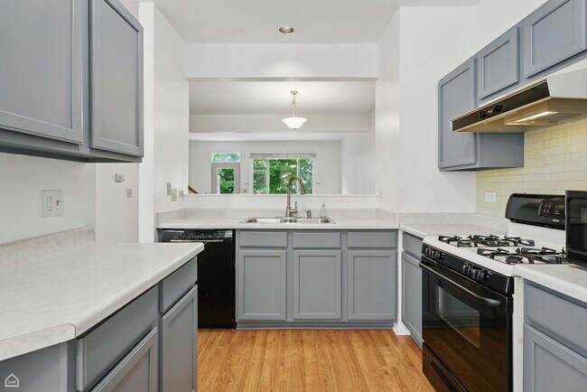 Photo - 2052 Waverly Ln