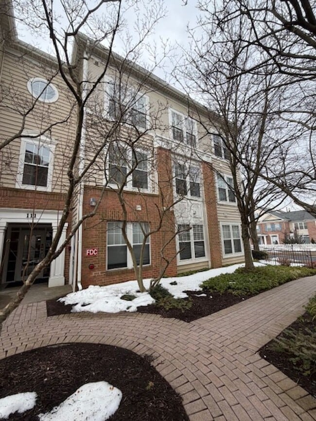 Building Photo - SPACIOUS 2 BEDROOM 2 BATH CONDO WITH LOFT IN KING FARM Unit 303