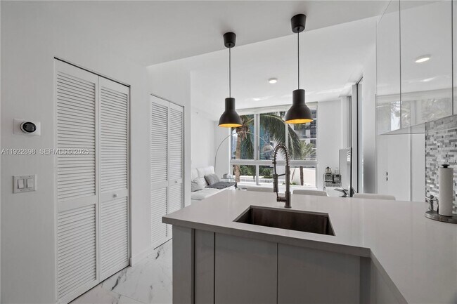 Building Photo - 300 S Biscayne Blvd Unit T-1411