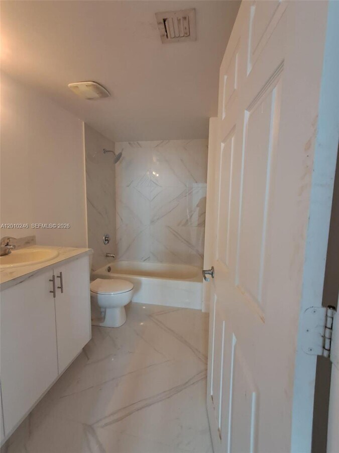 Photo - 275 NE 18th St Unidad 1704