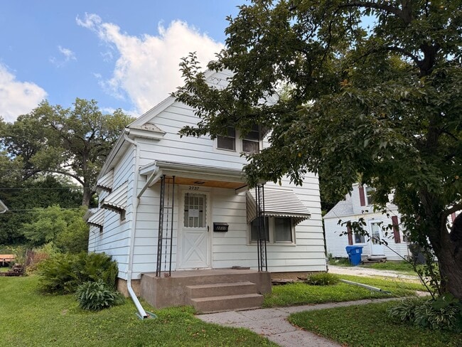 Building Photo - Affordable Moline Apartment in a Prime Quad Cities Location!