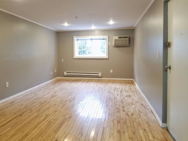 Building Photo - 2bed1ba, Newly remodeled condo on 1st floor. On bus line.