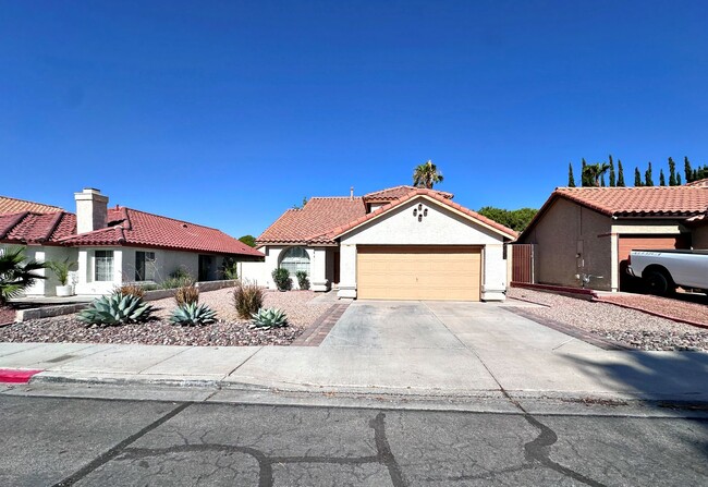 Building Photo - 4 BEDROOM 2.5 BATH HOME