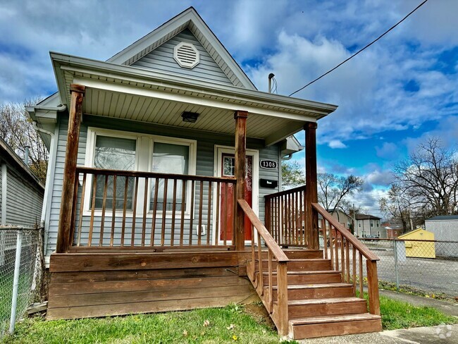 Building Photo - Large 3 bedroom/1.5 bath house in Downtown...