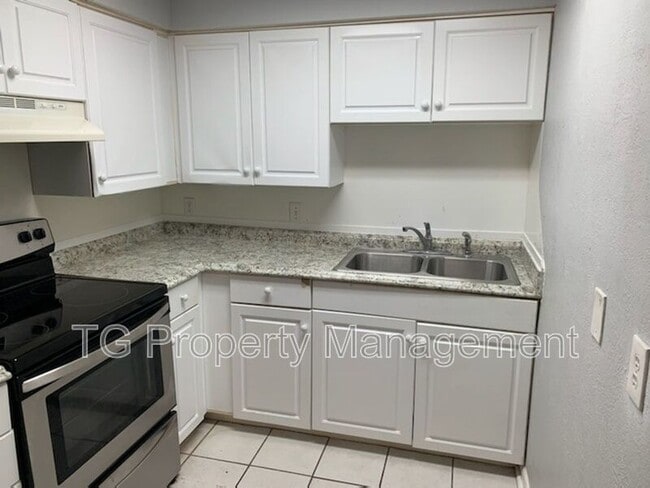 Building Photo - 402 Lower 8th Ave S