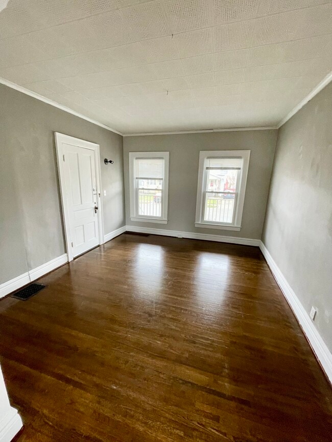 Building Photo - 71 Unger Ave Unit Lower Rental