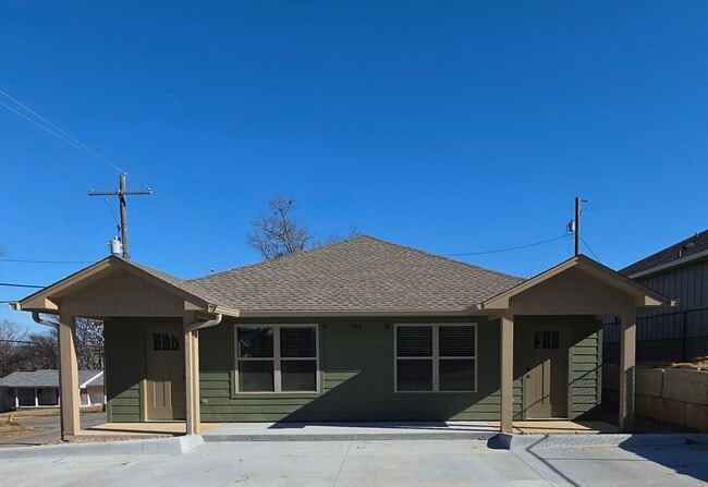 Building Photo - 703 W 12th St Unit A