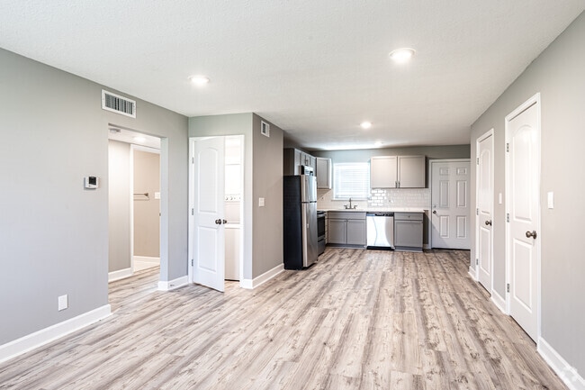 2BR, 1BA - 950SF