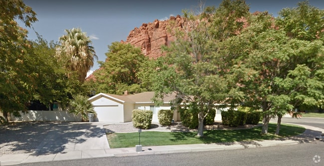 Building Photo - "Charming 2-Bedroom Townhouse with 2 Full ...