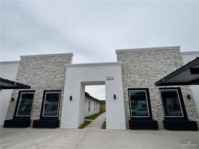 Building Photo - 15 Selena St Unit 3