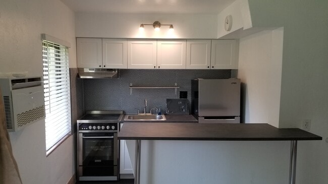 Building Photo - 515 S 20th Ave Unit STUDIO FOUR Rental