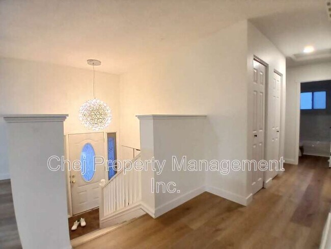 Photo - 15424-15499 99 Ave NW