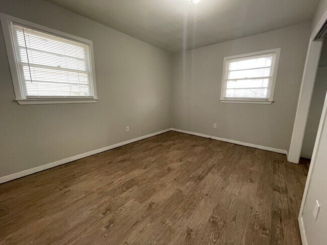 Photo - Cozy 3 bed 1 bath with quick access to Loop & I27!