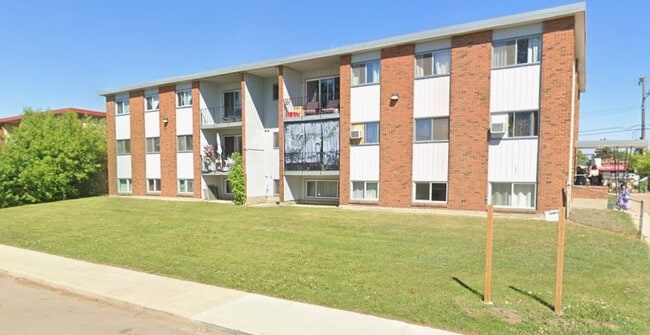 Building Photo - 12955-12101 101 St NW Unit 35