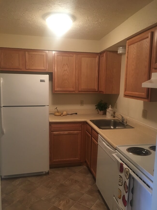kitchen - Pinebrook Tower Apartments