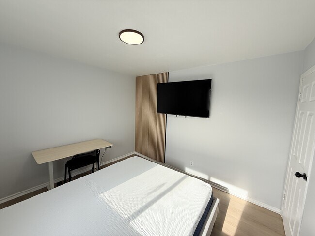 Photo - 1989 Wyandotte St W Unit 703