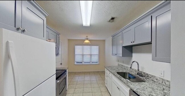 1113 Loman Ln