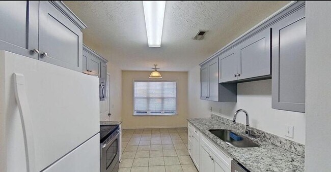 Photo - 1113 Loman Ln