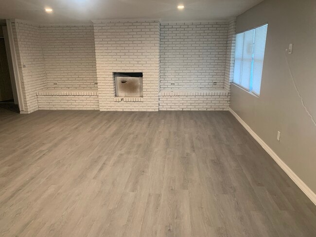 Photo - 200 E Oak St